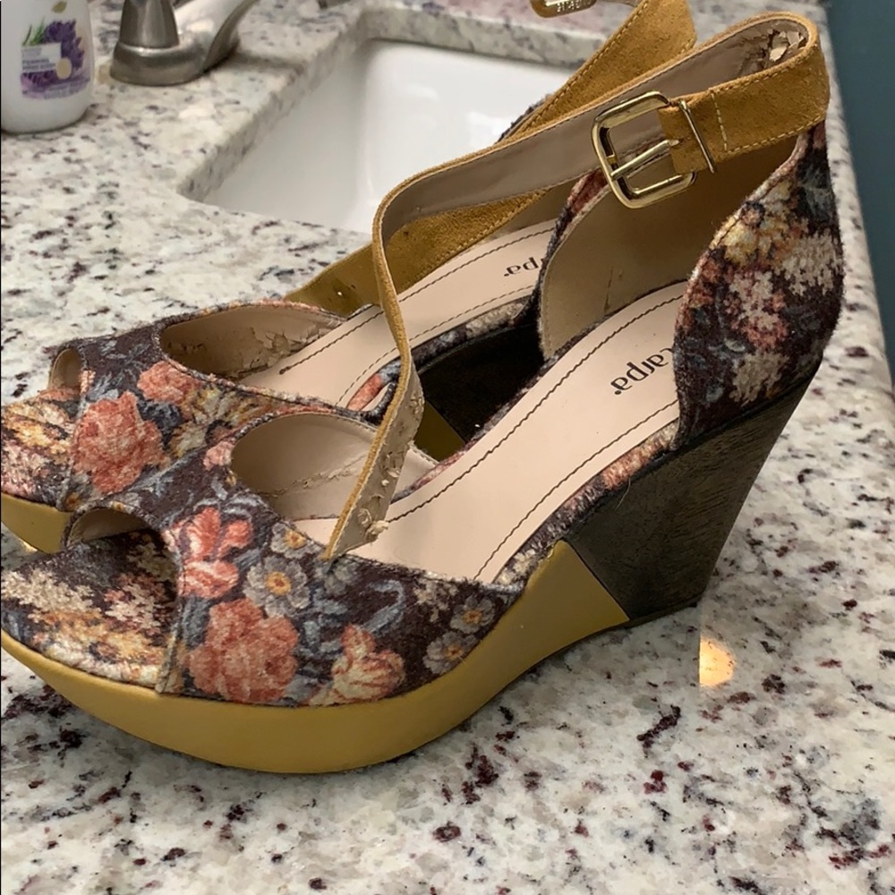 Sandals - Picture 2 of 2